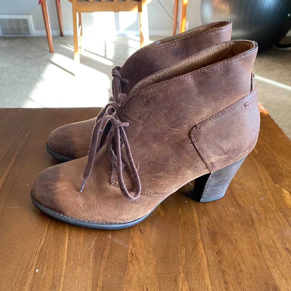 Clarks laced heeled booties sz 9